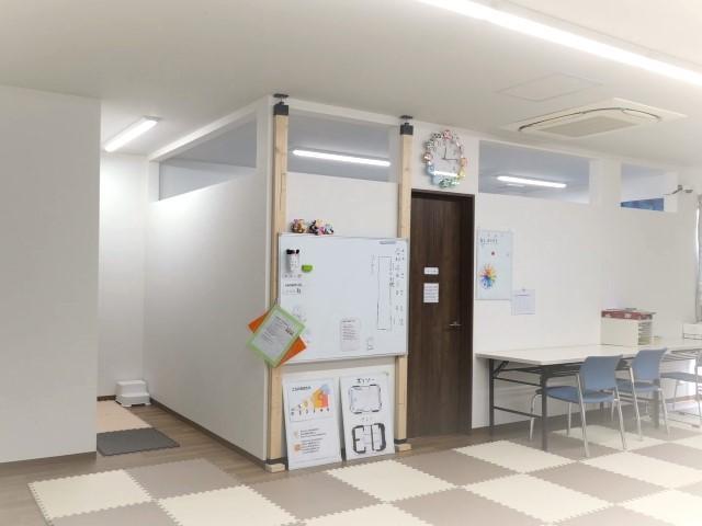 【保育士】放課後等デイサービス/完全週休2日制◎/「できることからはじめよう！」子どもたちの意思を尊重した独自の支援プログラムが特徴♪/月給23万円～/正社員/資格必須