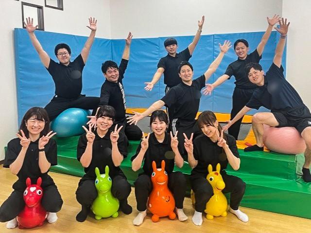 【保育士】多機能型施設/日曜休み/週休2日制/残業ほぼなし◎/未経験・ブランクOK！/運動を通してコミュニケーション力＆こころの成長をはぐくむ♪/月給22万円～/正社員/資格必須