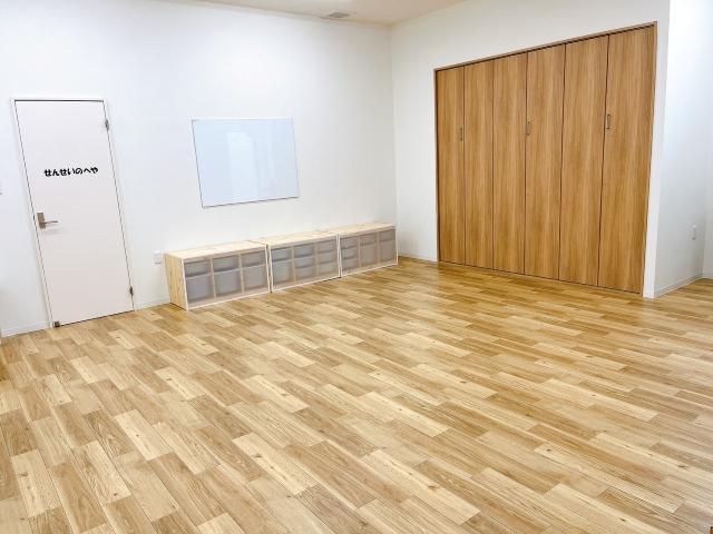 【児童指導員】多機能型施設/年休130日/時短勤務あり/実践的に学べる研修制度あり◎/ABAを基盤とした個別・小集団療育を実施♪/月給23.5万円～/正社員/資格必須