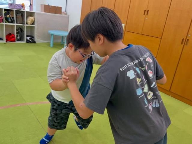 【児童指導員】多機能型施設/年間休日124日◎/日祝休み/英会話＆運動がメインのプログラム♪/子どもたちと一緒に楽しみながら成長をサポート/月給19.5万円～/正社員/資格必須