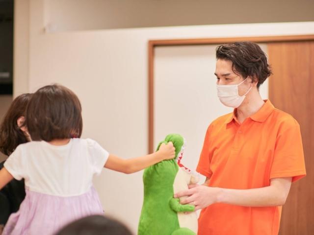 【保育士】多機能型施設/日曜休み＆残業ほぼなし◎/スタッフも学べる！専門職を中心に、質の高い支援を目指す施設/研修＆キャリアパス制度充実◎/月給24.6万円～/正社員/資格必須