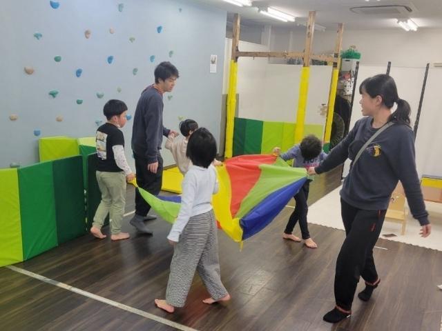 【児童指導員】多機能型施設/正社員/資格必須/月給23万円～/日曜休み/残業＆持ち帰り仕事なし◎/運動を中心に、多彩な感覚統合療法をおこなう預かり型の施設♪