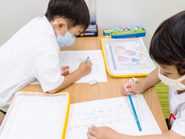 【児童指導員】児童発達支援/年間休日110日/日祝休み◎/住宅手当あり/SST・食育・運動療育に注力/子どもたち一人ひとりの笑顔を創り出す支援♪/月給22万円～/正社員/資格必須