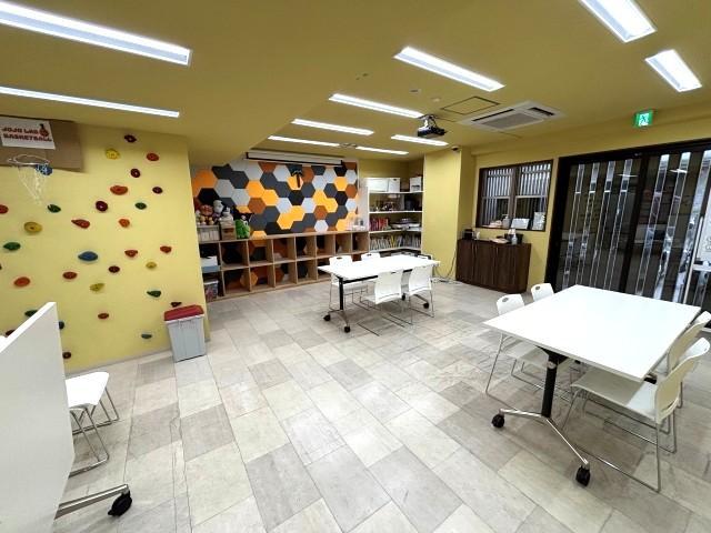 【児童指導員】放課後等デイサービス/年休118日/平日は11時始業で実働7時間◎/駅チカ/子どもたちが自分に誇りをもてるような自己肯定感をはぐくむ♪/月給21万円～/正社員/資格必須