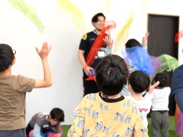 【児童指導員】放課後等デイサービス/週休2日制/土日休み◎/朝はゆっくり10時出勤♪/元サッカー選手による本格的な運動療育で未来を豊かにする支援！/月給24万円～/正社員/資格必須