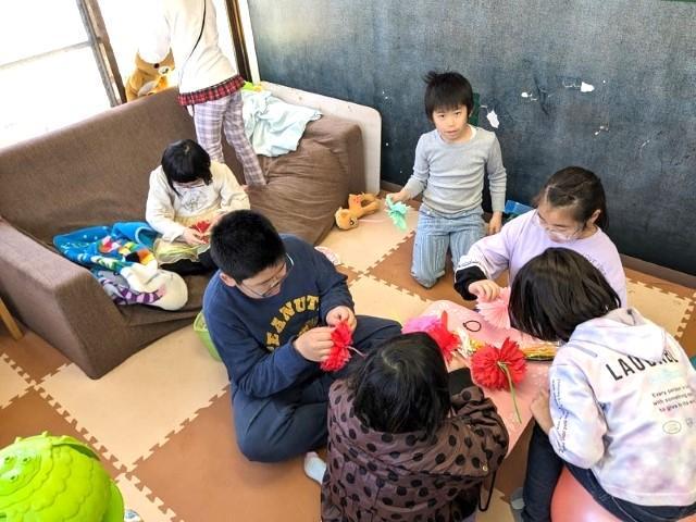 【児童指導員】放課後等デイサービス/4週8休制◎/月給26.6万円～/市内10か所以上に施設を展開中！/クローバーのように、たくさんの心と想いを大切にした施設♪/正社員/資格必須の写真1枚目