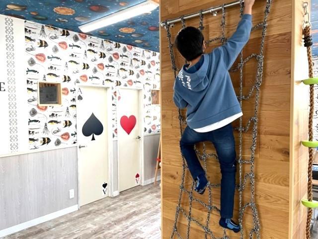 【児童指導員】多機能型施設/週休2日制/実働7時間/平日は10:30始業◎/トライする気持ちを大切に♪社会への架け橋となるような支援を♪/月給19万円～/正社員/資格必須