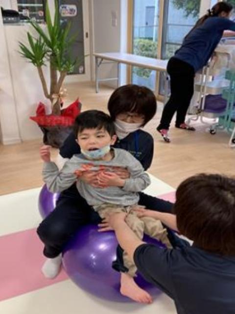 【理学療法士】重症心身障害児施設/週休2日制/月9日休み◎/心ゆたかな育ちと笑顔をサポート/運動や楽しい活動の中でニガテを「好き」に変えていく♪/月給21.5万円～/正社員/資格必須の写真8枚目