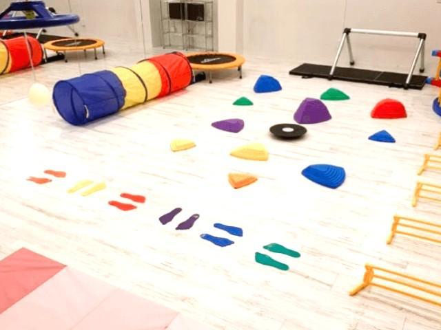 【児童指導員】月給20万円～/児童発達支援/土日祝休み/時短勤務＆Wワーク相談OK！/「あそびの探求」がキーワード♪楽しい運動・制作あそびで成長を支援◎/正社員/資格必須/の写真1枚目