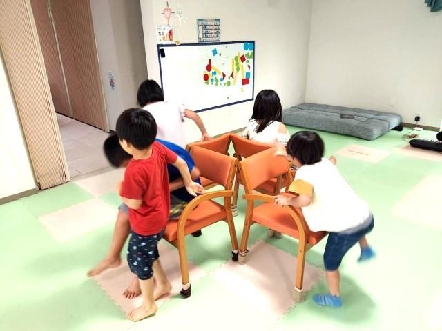 【児童指導員】月給25万円～/多機能型施設/完全週休2日制/福祉で地域を幸せにする会社♪/学習×運動×食育の3つの軸で成長をサポート◎/正社員/資格必須/