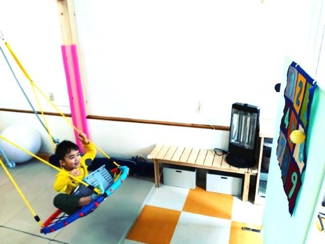 【児童指導員】月給18万円～/放課後等デイサービス/土日休み/充実の研修でスタッフの成長も応援♪/OT中心の支援/強みを伸ばす「ストレングス視点」でアプローチ◎/正社員/資格必須/