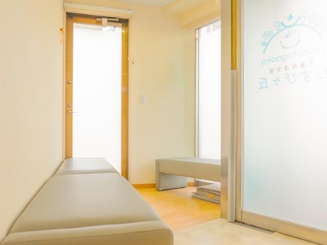 【児童指導員】児童発達支援/年間休日120日以上/送迎なし/未経験可/月給25万円～/東京・千葉で多数の保育園を運営する法人◎/一人ひとりのペースに寄り添う支援を♪/正社員/資格必須の写真3枚目