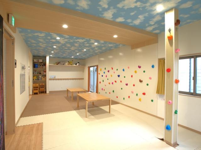 【児童指導員】＼高待遇♪／多機能型施設/日曜休み◎/専門的な療育が特徴のクリニック連動型施設♪/研修・勉強会・資格取得支援あり/残業ほぼなし/月給28万円～/正社員/資格必須