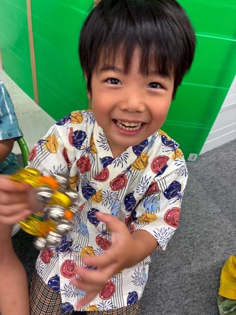 急募【保育士】月給27万円～/年間休日115日/残業ほぼなし/経験者を募集◎/医療＆福祉の多職種チームで、子どもたちの「やりたい」をカタチに♪/多機能型施設/正社員/資格必須の写真1枚目