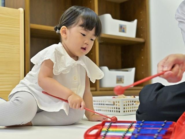 【児童指導員】月給21万円～/年間休日120日◎/送迎なし/未経験可！サポート充実/「世界に1つだけ」の保育園が専門医と作った児童発達支援スクール♪/児童発達支援/正社員/資格必須の写真1枚目
