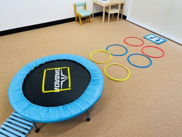 【児童指導員】月給25万円～/年休120日/送迎なし/研修制度が充実◎/全国展開する大手FC/世界基準の療育を目指したオーダーメイドの個別プログラム♪/児童発達支援/正社員/資格必須の写真1枚目