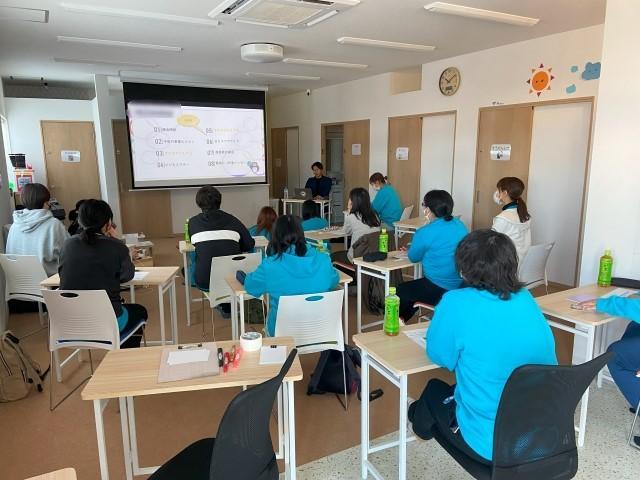 急募【児童指導員】月給23.5万円～/年間休日115日/日曜休み◎/残業ほぼなし/専門知識と技術を学べる！エクササイズで発達をサポートする療育♪/多機能型施設/正社員/資格必須の写真1枚目