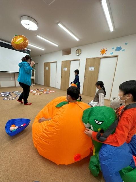 急募【児童指導員】月給23.5万円～/年間休日115日/日曜休み◎/残業ほぼなし/専門知識と技術を学べる！エクササイズで発達をサポートする療育♪/多機能型施設/正社員/資格必須の写真2枚目