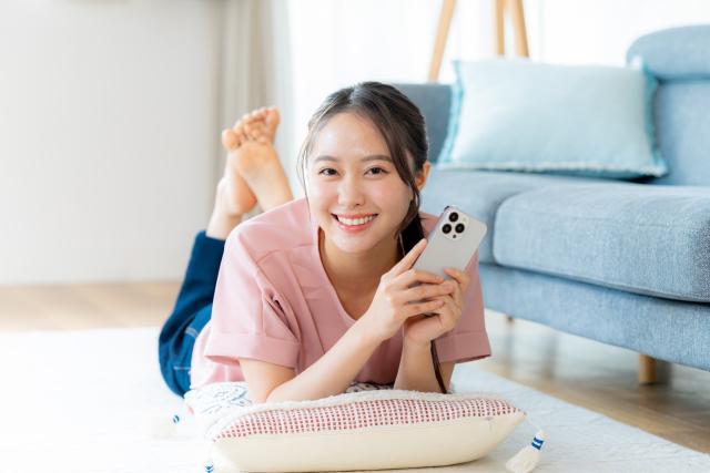 スマホを操作している女性