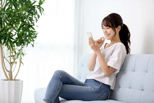 スマホを使う女性