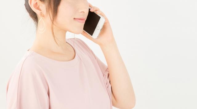 電話する女性のイメージ