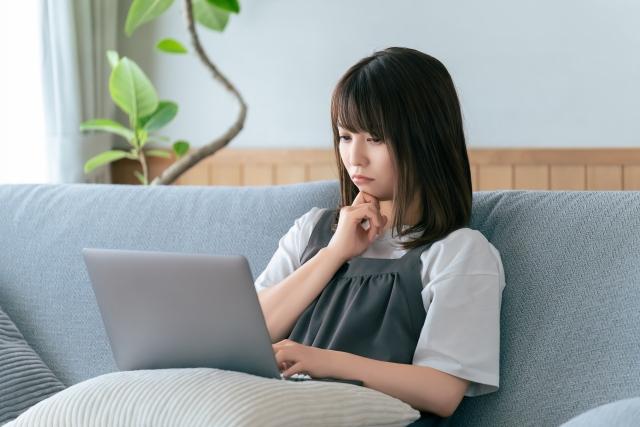 考える大人のイメージ