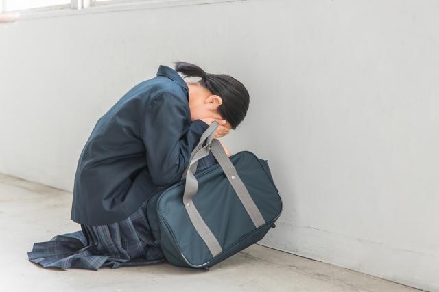 悩む女子高生のイメージ