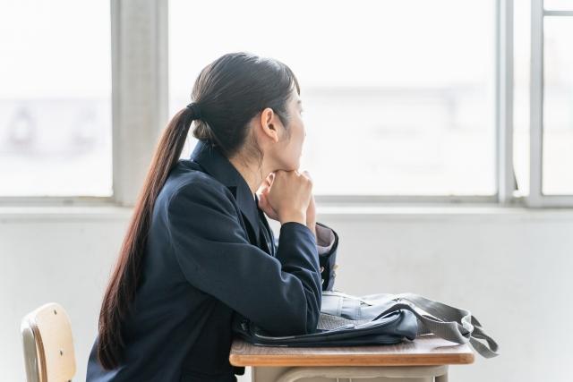 悩む高校生のイメージ