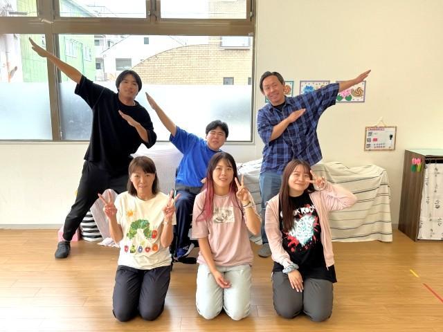 【児童指導員】月給21.2万円～/年休110日/日祝休み◎/未経験・ブランク可/残業ほぼなし/子どもたちが笑顔で過ごせる環境づくりを目指して♪/放課後等デイサービス/正社員/資格必須