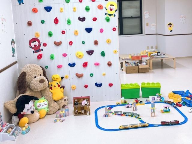 急募【保育士】月給25万円～/日曜休みの週休2日制/希望休OK×有休完全消化を推奨/全国400施設展開中の大手FC◎/個別対応でじっくり、自主性を伸ばす♪/多機能型施設/正社員/資格必須