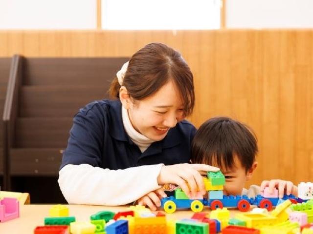 【児童指導員】月給21.9万円～/日曜休み/産休・育休取得実績あり/大学や専門家との療育＆4つの柱による支援が特徴◎/研修＆OJT充実！さらに成長も♪/児童発達支援/正社員/資格必須