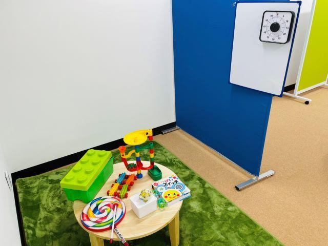 【児童指導員】月給25万円～/年休120日/送迎なし/研修制度が充実◎/全国展開する大手FC/世界基準の療育を目指したオーダーメイドの個別プログラム♪/児童発達支援/正社員/資格必須