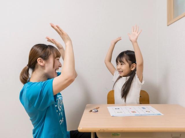 急募【理学療法士】月給27.6万円～/完全週休2日制/「1対1×オーダーメイド療育」で子どもたちのための支援を♪/多彩な資格者＆自社研究機関でさらに成長◎/児童発達支援/正社員/資格必須