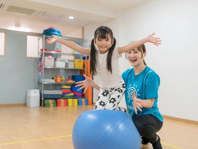 急募【児童指導員】月給27.6万円～/完全週休2日制/「1対1×オーダーメイド療育」で子どもたちのための支援を♪/多彩な資格者＆自社研究機関でさらに成長◎/多機能型施設/正社員/資格必須の写真7枚目