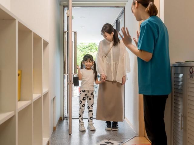 急募【児童指導員】月給27.6万円～/完全週休2日制/「1対1×オーダーメイド療育」で子どもたちのための支援を♪/多彩な資格者＆自社研究機関でさらに成長◎/児童発達支援/正社員/資格必須
