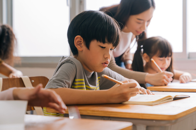 【心理学卒】心理学科卒業の方歓迎！学習塾プロデュースの放課後等デイサービス/児童指導員/正社員/資格必須/月給22万円～/インセンティブあり/土日休み♪