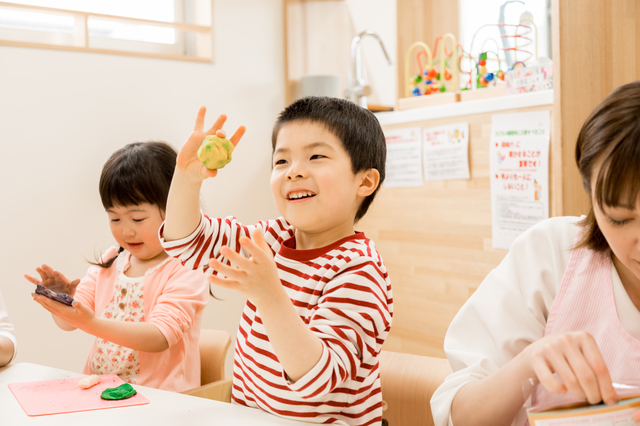 【児童指導員】心理学科卒業の方歓迎♪放課後等デイサービス/正社員/資格必須/年間休日120日以上/心理学科卒業の方は月給26万円以上と優遇◎