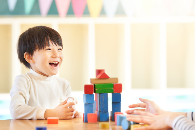 【臨床心理士/公認心理師】多機能型施設/日曜休み/特別有休や勤務時間の調整など子育て支援充実/こころの調和を軸として子どもたちの育ちをサポート/月給19.3万円~/正社員/資格必須